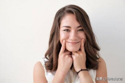 记住每天保持微笑用英语怎么说(朝某人微笑用英语怎么说)