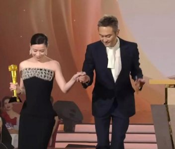 ​TVB颁奖礼后台：高海宁下跪，黄宗泽豪饮，陈豪热吻