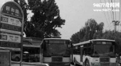 ​揭秘北京公交车灵异事件真相，车厢惊现无脚乘客