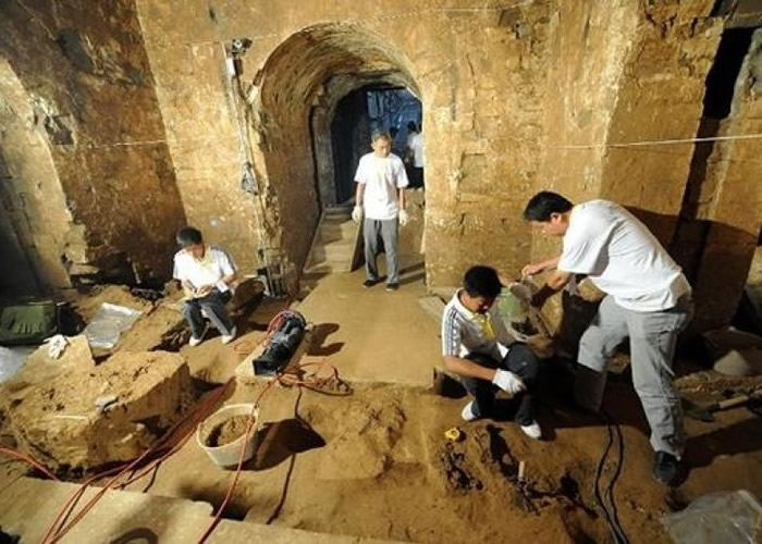 考古人员在陵园内部发掘研究。