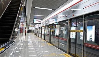 ​深圳地铁车厢剧烈抖动 乘客隧道撤离