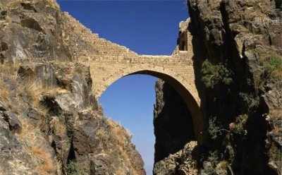 ​400年历史的神秘古桥 两座山崖之间的沙哈拉桥(比较神奇)