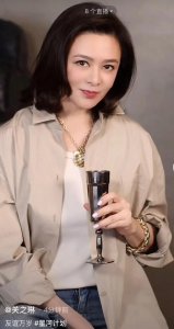 ​关之琳晒照疑忘拉裤子拉链，谈感情显伤感，独住亿万豪宅