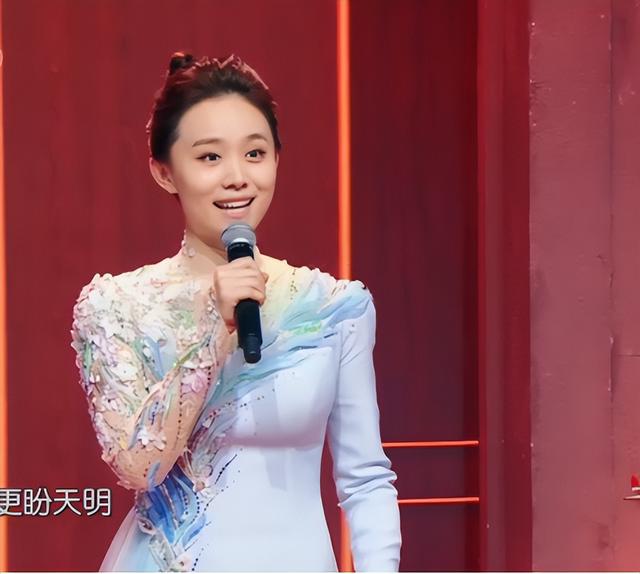 星光大道2022年主持人是哪几人(来看看主持人不投票的22年6月第二期星光大道比赛有什么不同)(4)