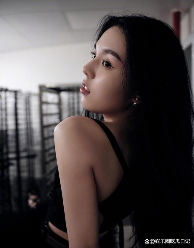 刚出道热搜不断！李咏女儿法图麦露背身材曼妙 生图与宣传照差距大惹争议