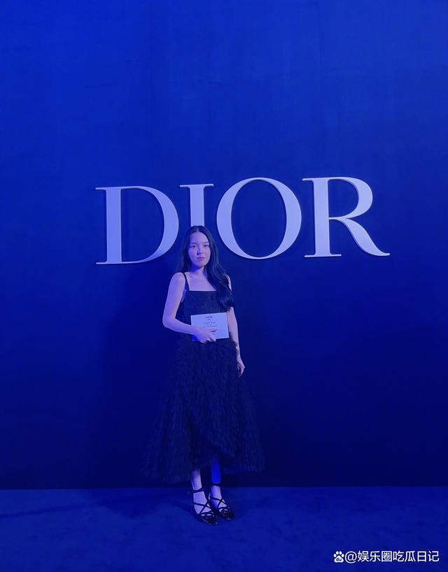 刚出道热搜不断！李咏女儿法图麦露背身材曼妙 生图与宣传照差距大惹争议