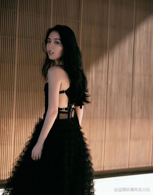 刚出道热搜不断！李咏女儿法图麦露背身材曼妙 生图与宣传照差距大惹争议