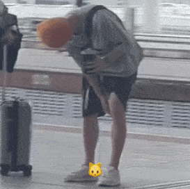 鹿晗现身医院做康复治疗 巡演连轴转旧伤复发?