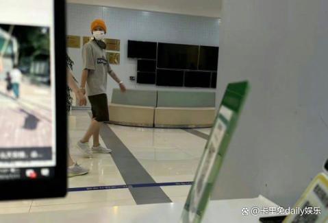 鹿晗现身医院做康复治疗 巡演连轴转旧伤复发?