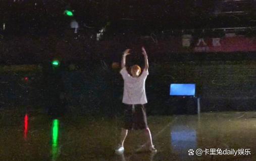 鹿晗现身医院做康复治疗 巡演连轴转旧伤复发?