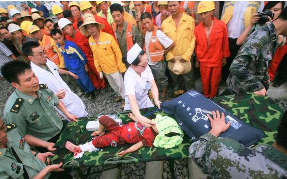 温州动车事故伊伊怎么幸存的（回看10年前温州动车事故）(11)