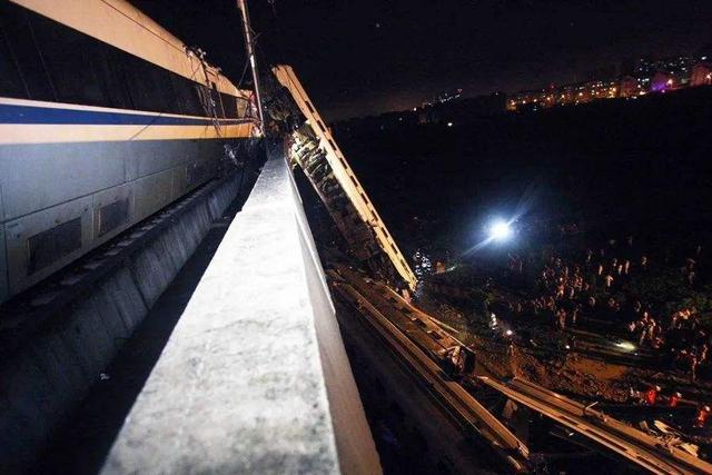 温州动车事故伊伊怎么幸存的（回看10年前温州动车事故）(6)