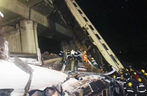 温州动车事故伊伊怎么幸存的（回看10年前温州动车事故）(9)