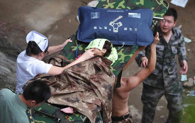 温州动车事故伊伊怎么幸存的（回看10年前温州动车事故）(10)