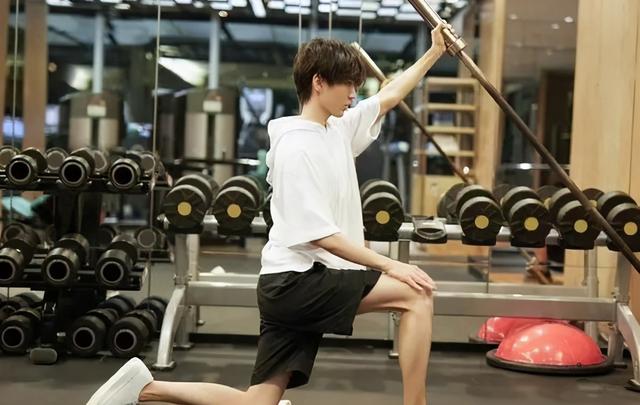 王俊凯现在与以前对比（王俊凯模样大变被质疑整容）(4)