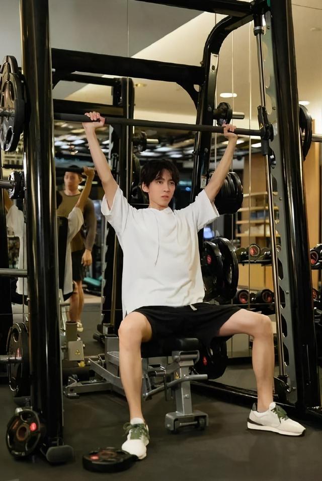 王俊凯现在与以前对比（王俊凯模样大变被质疑整容）(5)