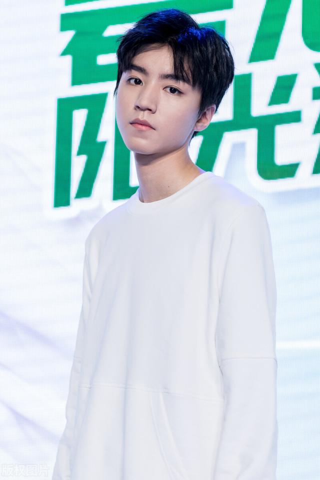 王俊凯现在与以前对比（王俊凯模样大变被质疑整容）(11)