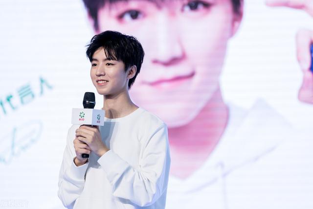 王俊凯现在与以前对比（王俊凯模样大变被质疑整容）(1)