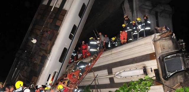 温州动车事故最后一名小伊伊（11年前动车事故中）(4)