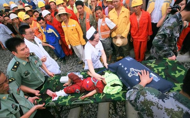 温州动车事故最后一名小伊伊（11年前动车事故中）(5)