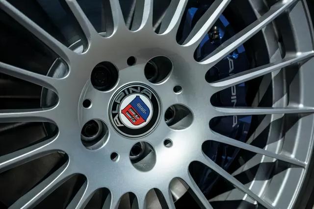 奥迪a8l霍希版和a8l怎么分(听车场史上最贵特供车奥迪A8L霍希版)(20)