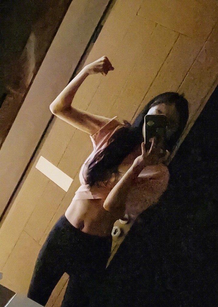 杨幂晒马甲线露二头肌（杨幂一身运动风大秀马甲线）