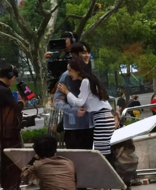 杨幂许凯亲吻（杨幂与许凯新剧爱的二八定律浪漫吻戏被路透）(4)