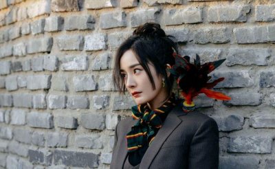 ​杨幂一身黑色look气场全开（杨幂太会扮酷了）