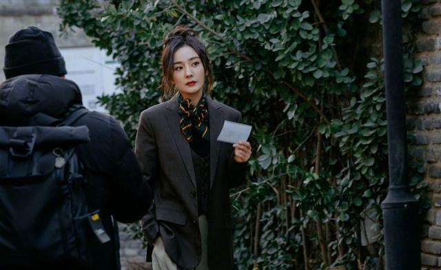 杨幂一身黑色look气场全开（杨幂太会扮酷了）(3)