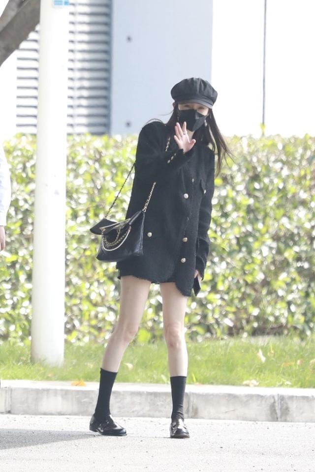 杨幂一身黑色look气场全开（杨幂太会扮酷了）(6)