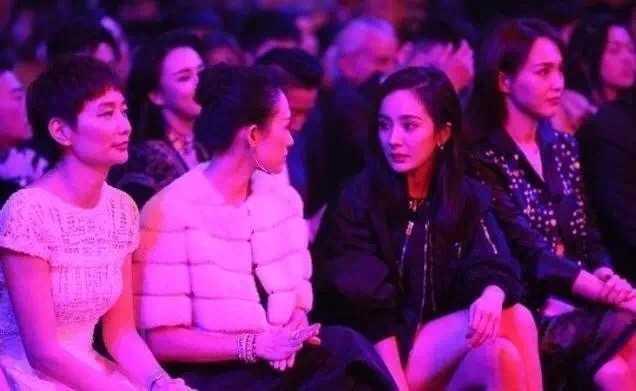 杨幂与唐嫣同台（杨幂唐嫣争斗战国际幂腹背受敌难再续）(49)