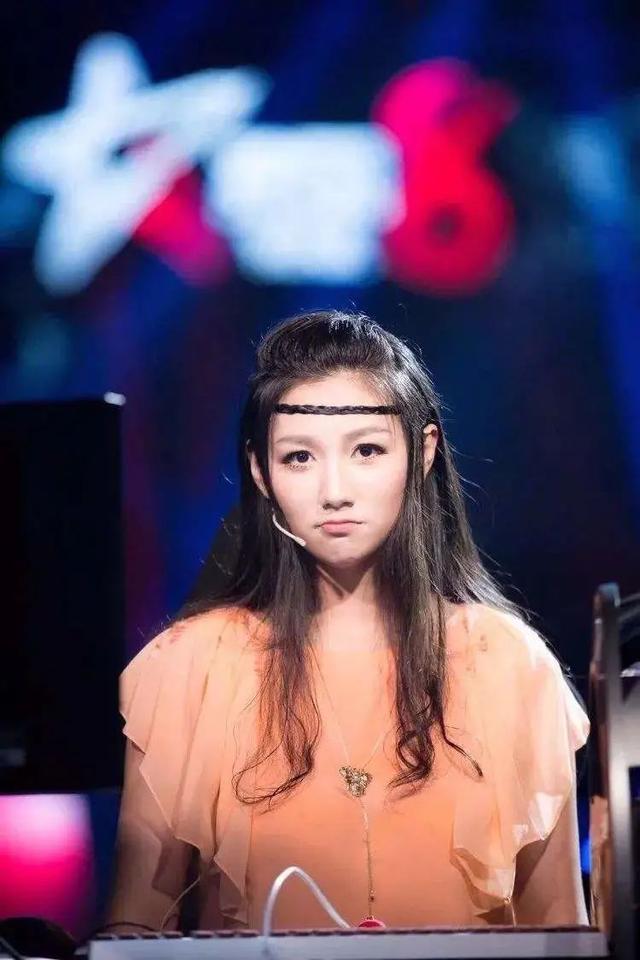 uzi女友首次素颜亮相不是网红脸(Uzi女友开网店被锤抄袭)(1)