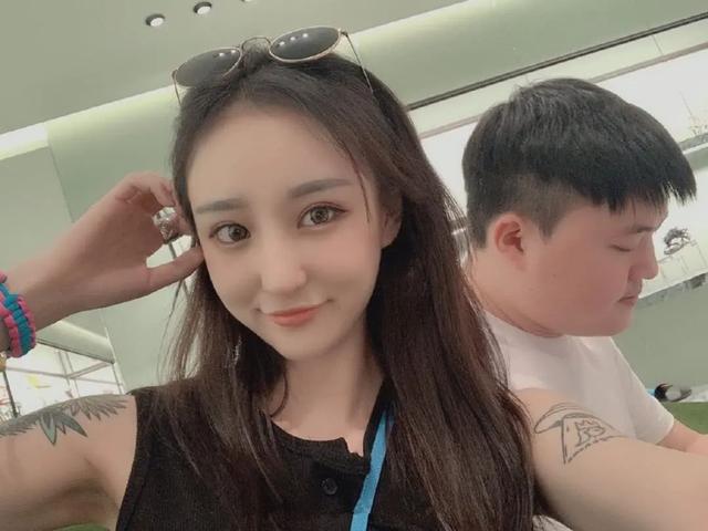 uzi女友首次素颜亮相不是网红脸(Uzi女友开网店被锤抄袭)(2)