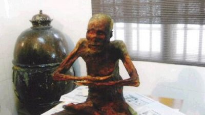 ​日原僧人苦建肉身舍利的三个阶段：最惨苦的寻短见