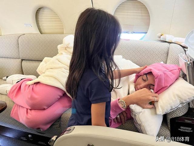 曝c罗女友为他怀上双胞胎（C罗女友清晨6点赶飞机去米兰时装周）(10)