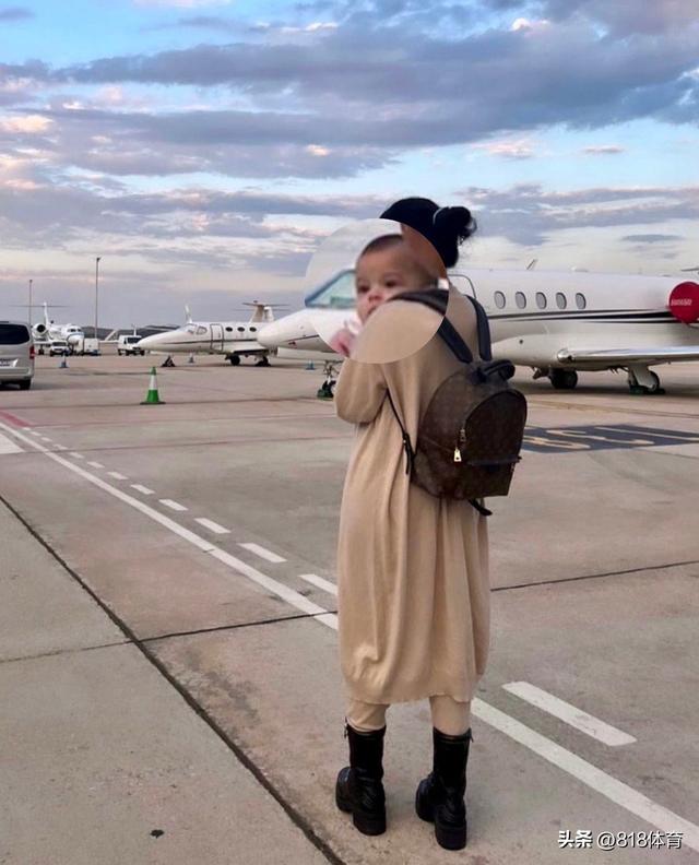 曝c罗女友为他怀上双胞胎（C罗女友清晨6点赶飞机去米兰时装周）(7)