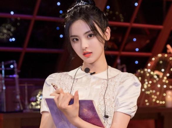 杨超越凭什么拿到上海户口（锦鲤女孩的开挂人生）(4)