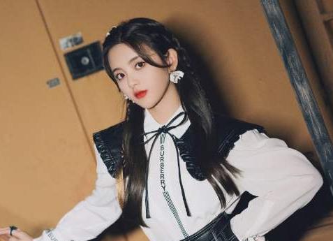 杨超越凭什么拿到上海户口（锦鲤女孩的开挂人生）(1)