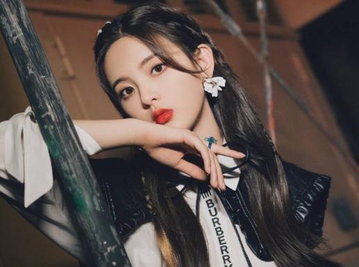 杨超越凭什么拿到上海户口（锦鲤女孩的开挂人生）(2)