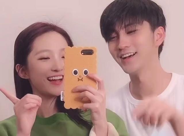 杨凯雯穿搭分析(奇闻cp二人世界甜到齁)(7)