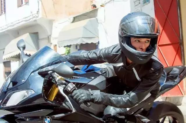 机车特技女车手（荧幕史上最火辣的美女车手TOP10）(14)