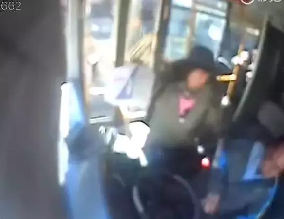 重庆万州公交车坠江说明什么(重庆万州公交车坠江真相公布)(4)