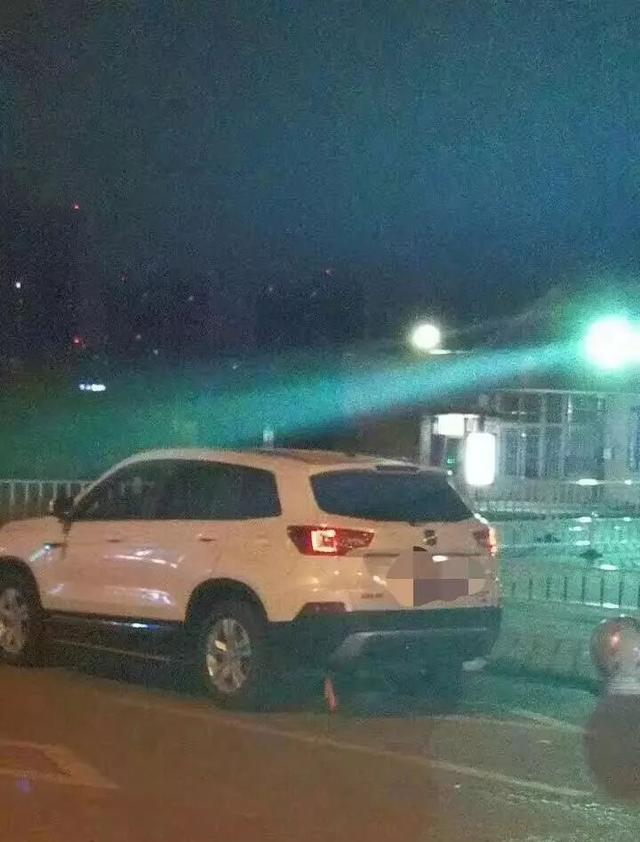 大学门前车顶放瓶水（广西一高校门前多辆车顶放水瓶）(16)