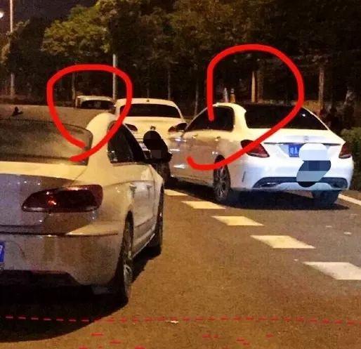 大学门前车顶放瓶水（广西一高校门前多辆车顶放水瓶）(17)