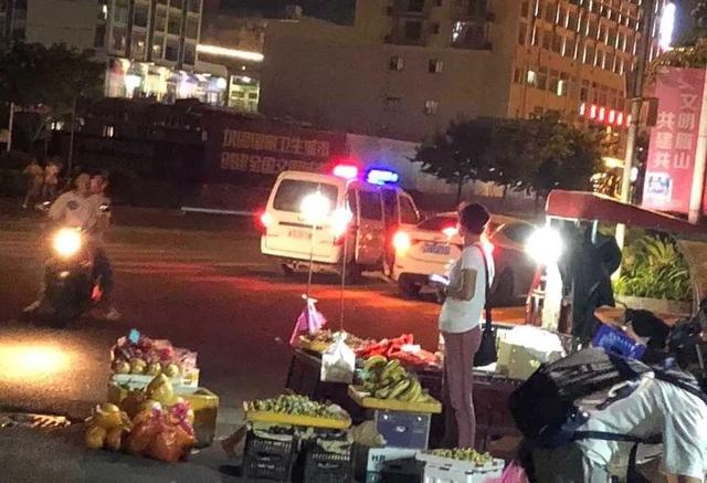 大学门前车顶放瓶水（广西一高校门前多辆车顶放水瓶）(6)