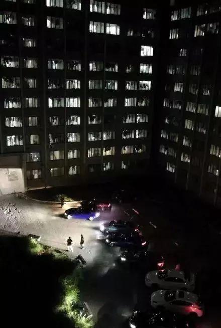 大学门前车顶放瓶水（广西一高校门前多辆车顶放水瓶）(13)