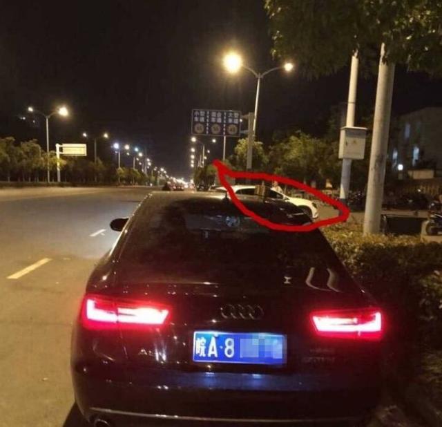 大学门前车顶放瓶水（广西一高校门前多辆车顶放水瓶）(19)