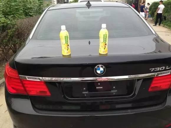 大学门前车顶放瓶水（广西一高校门前多辆车顶放水瓶）(3)