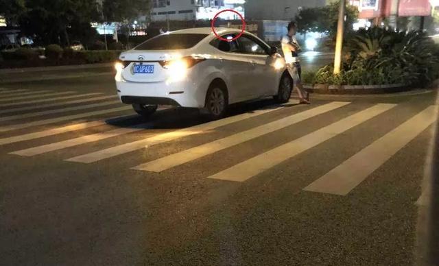 大学门前车顶放瓶水（广西一高校门前多辆车顶放水瓶）(5)