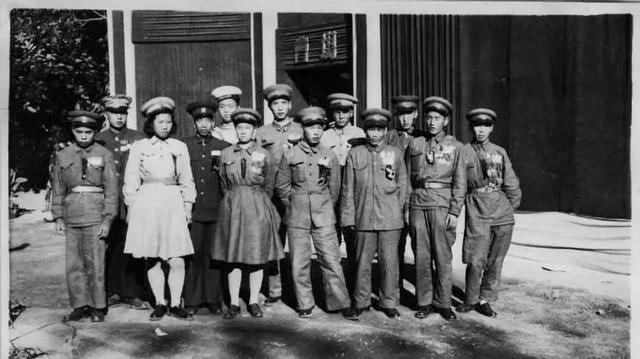 百部旧电影解放战争故事片（经典战争影片战火中的青春）(3)